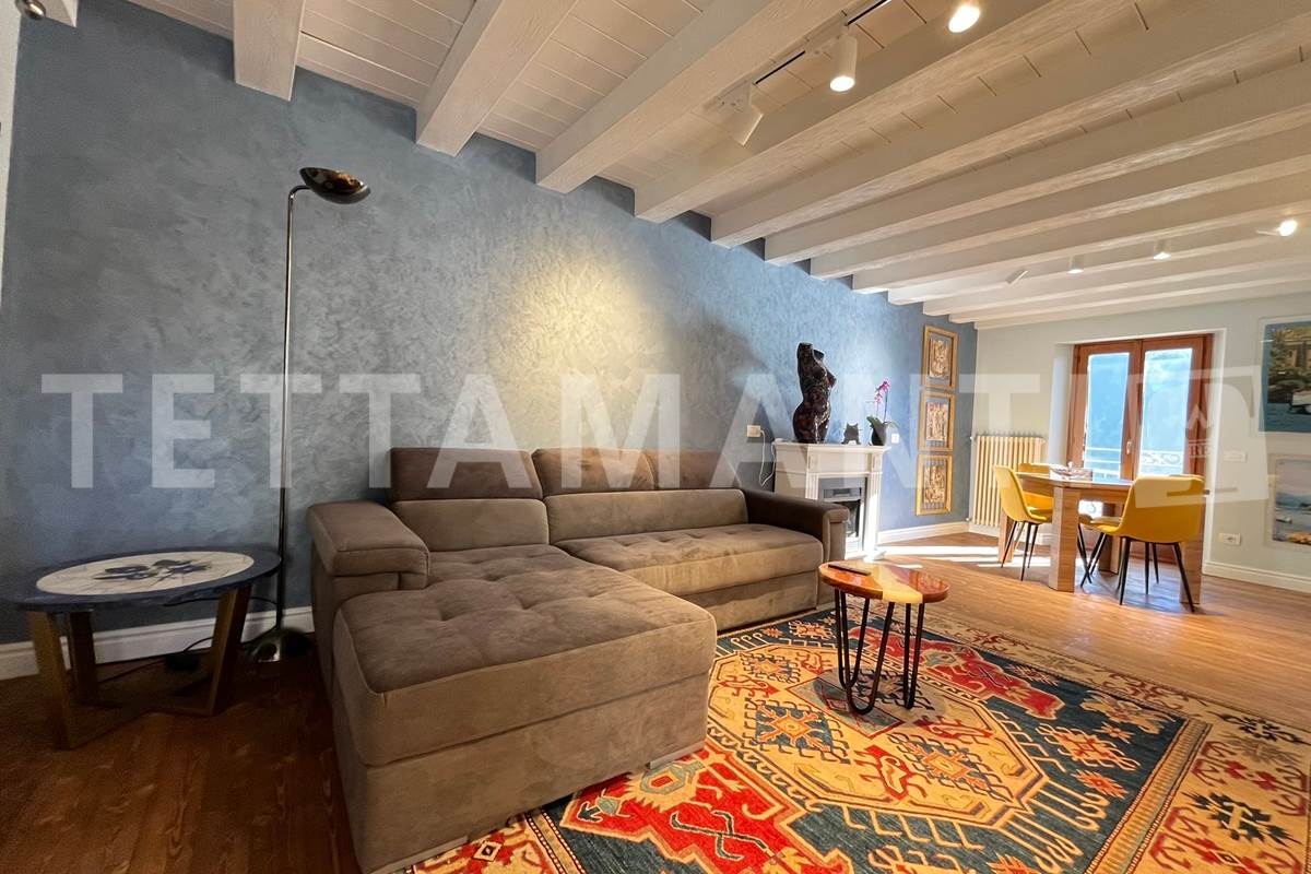 APPARTAMENTO DUE LIVELLI CON TERRAZZINO VISTA LAGO