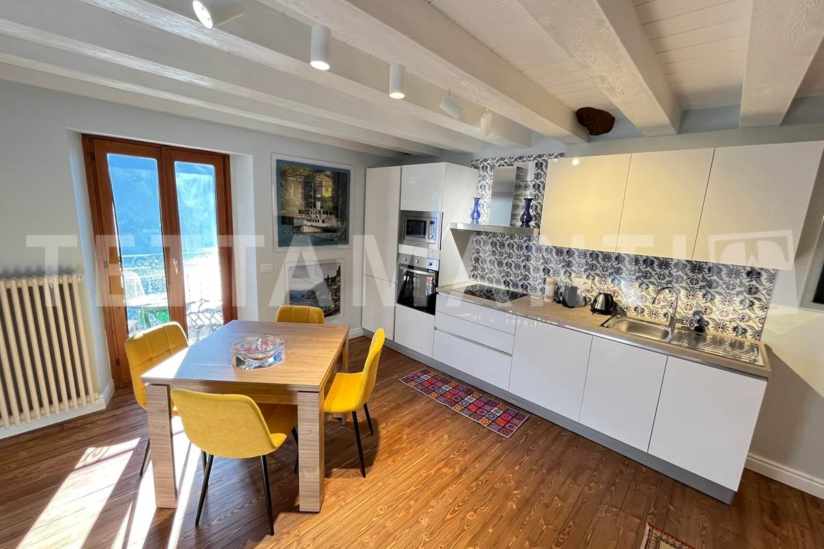 APPARTAMENTO DUE LIVELLI CON TERRAZZINO VISTA LAGO