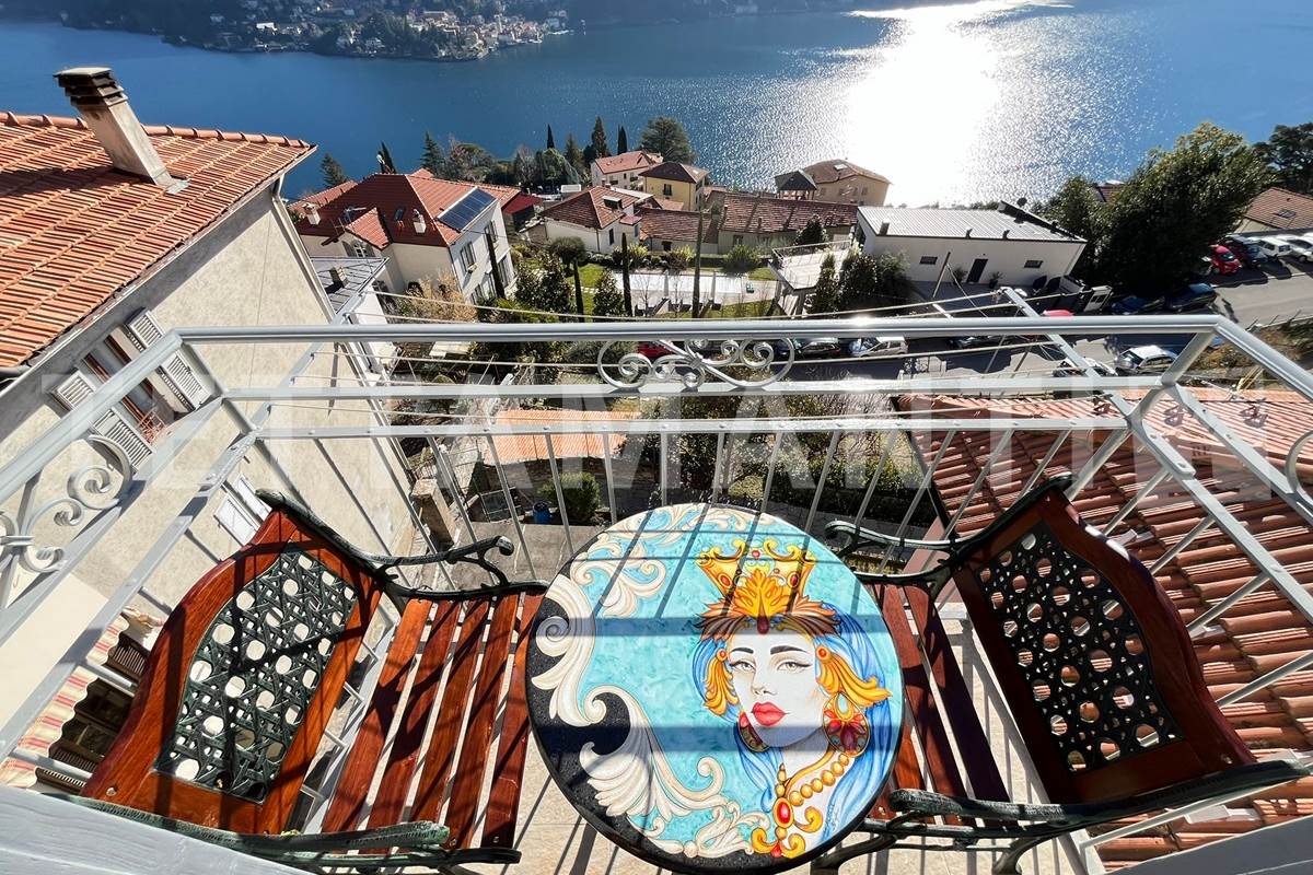APPARTAMENTO DUE LIVELLI CON TERRAZZINO VISTA LAGO