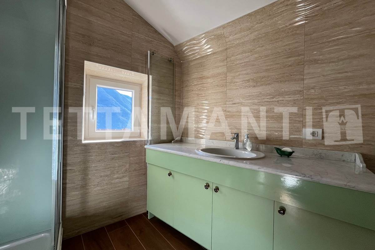 APPARTAMENTO DUE LIVELLI CON TERRAZZINO VISTA LAGO