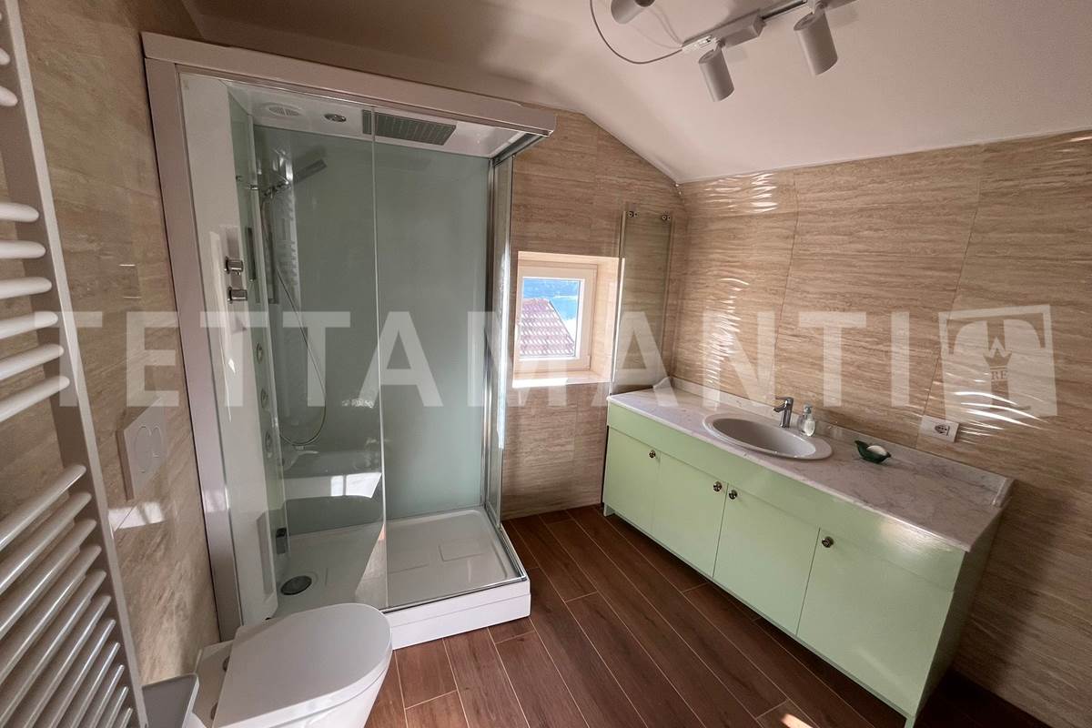 APPARTAMENTO DUE LIVELLI CON TERRAZZINO VISTA LAGO