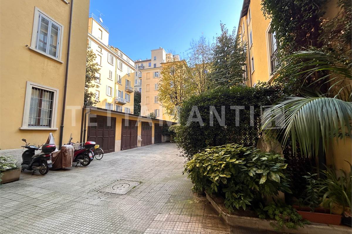 Milano ampio appartamento in vendita.