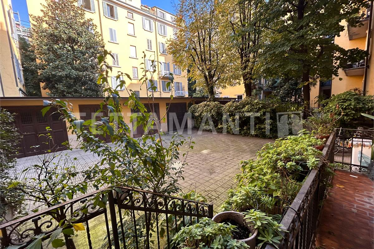 Milano ampio appartamento in vendita.