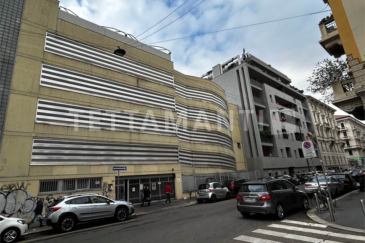 Milano ampio appartamento in vendita.