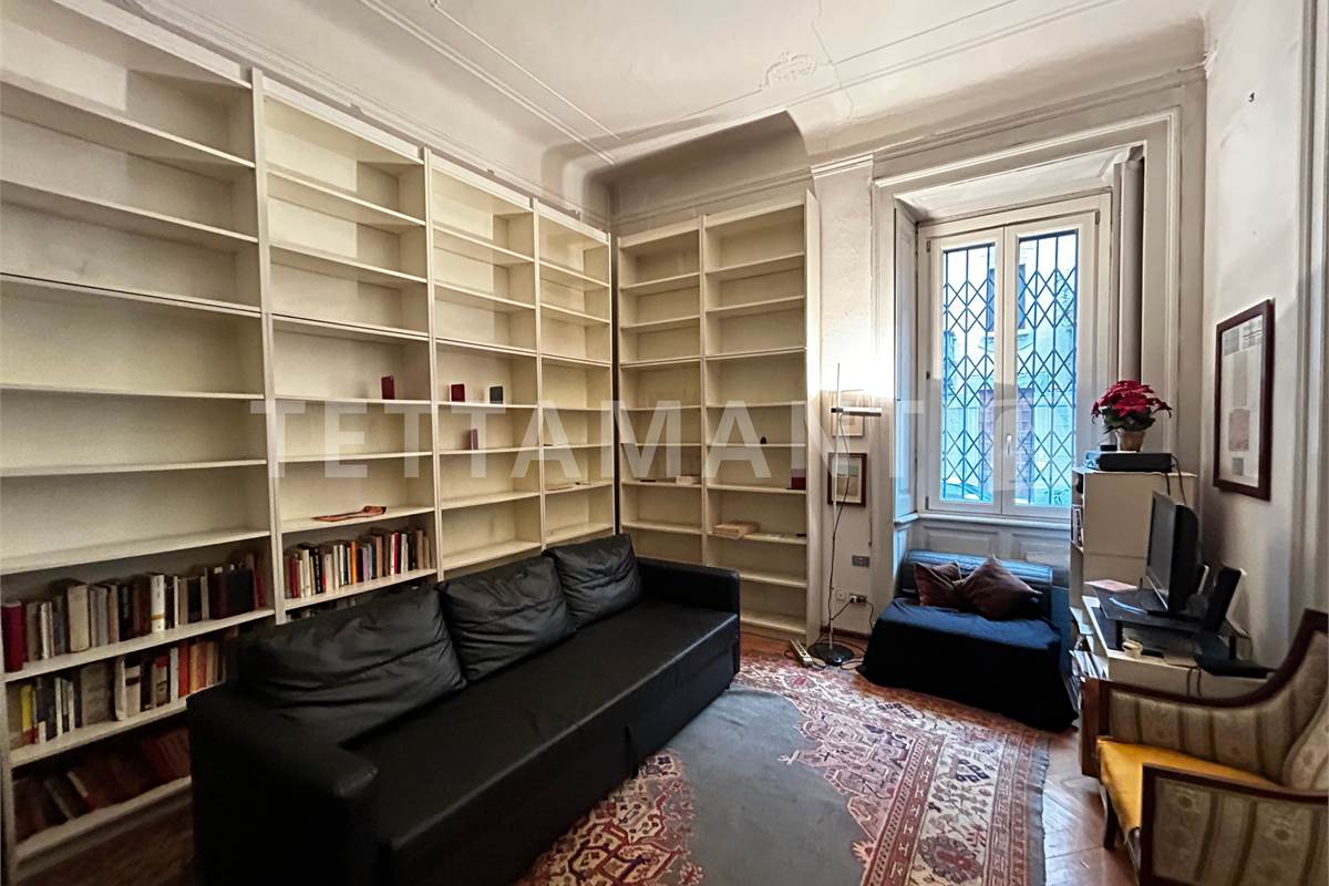 Milano ampio appartamento in vendita.