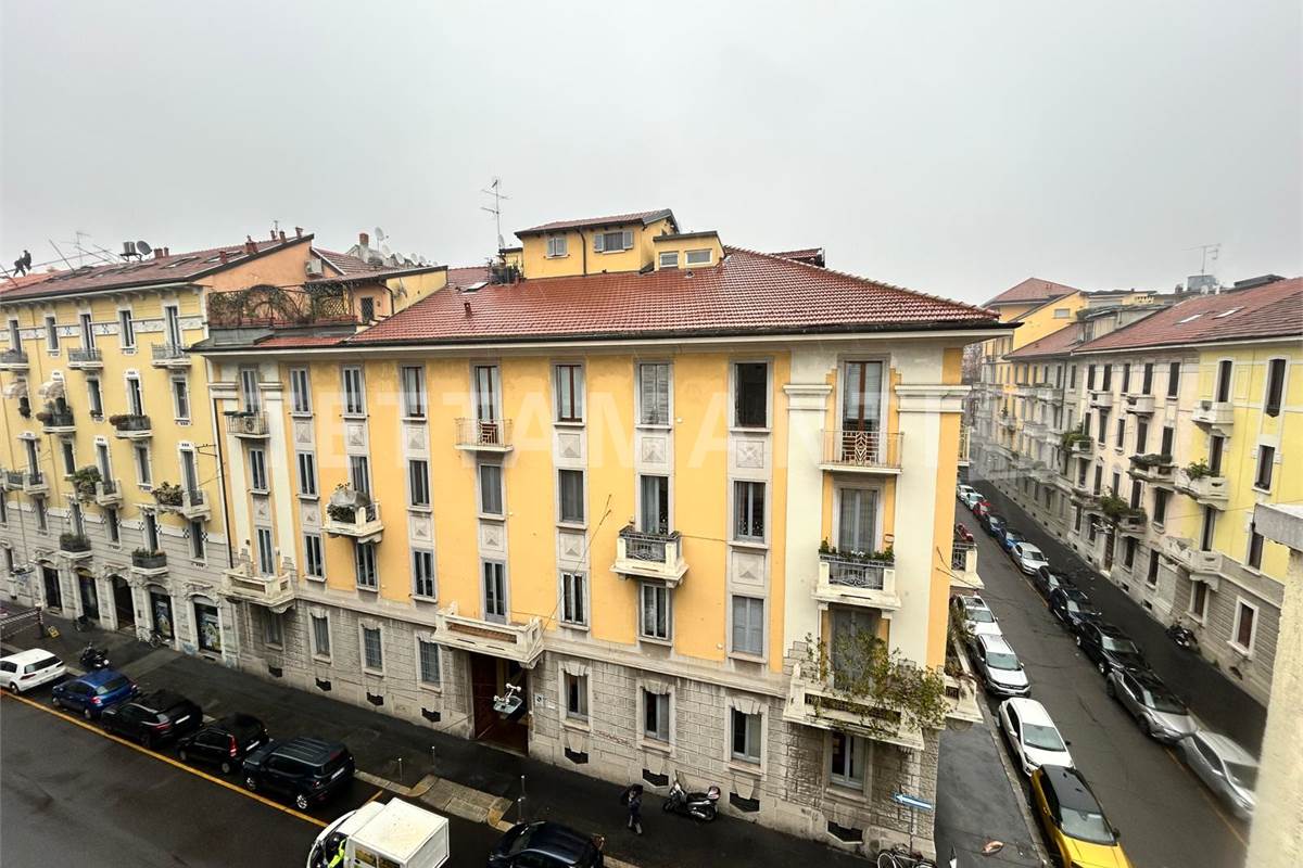 Milano ampio appartamento in vendita.