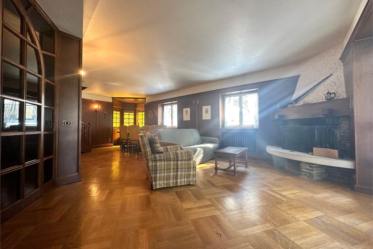 Ampia villa con pineta