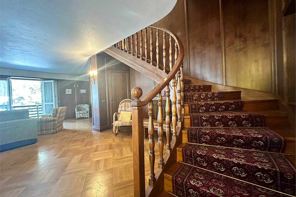 Ampia villa con pineta