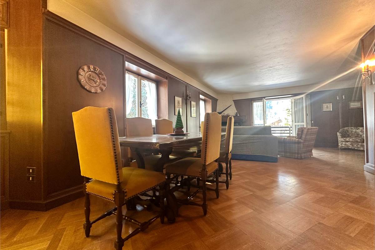 Ampia villa con pineta