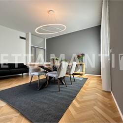 Elegante trilocale ristrutturato con balconi 