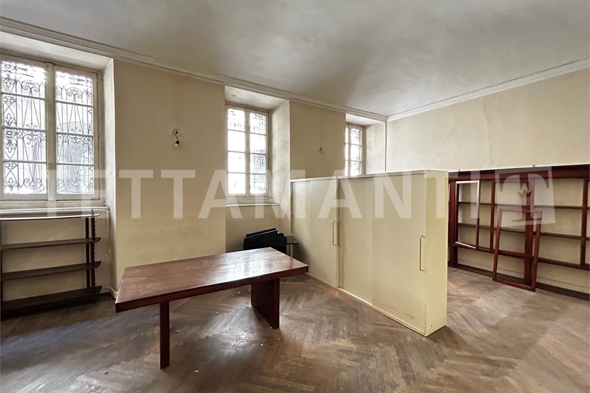 Ampio appartamento da ristrutturare