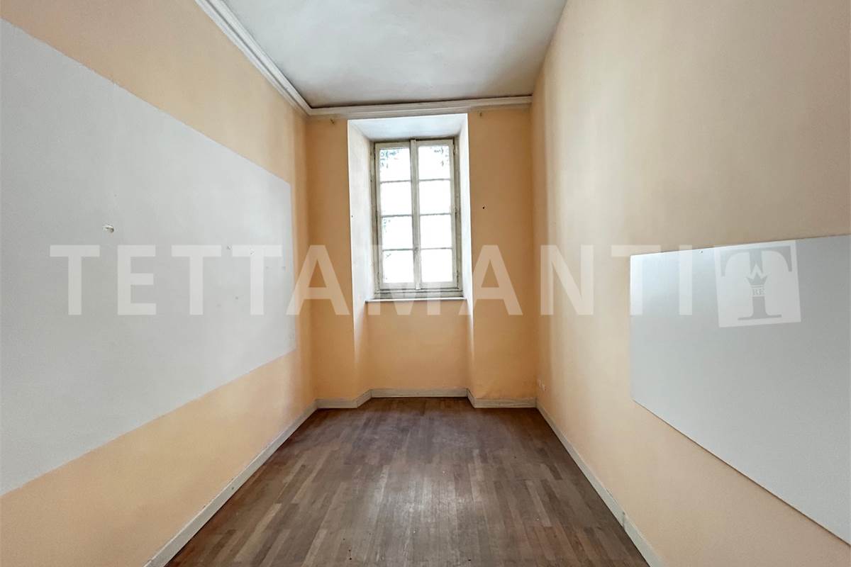 Ampio appartamento da ristrutturare