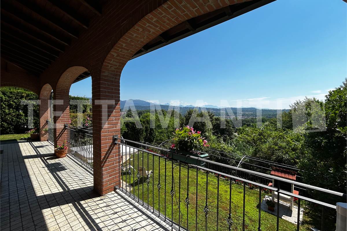 Grande villa con giardino