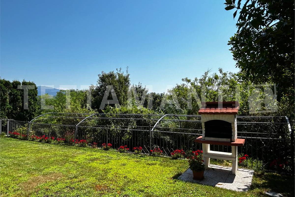 Grande villa con giardino