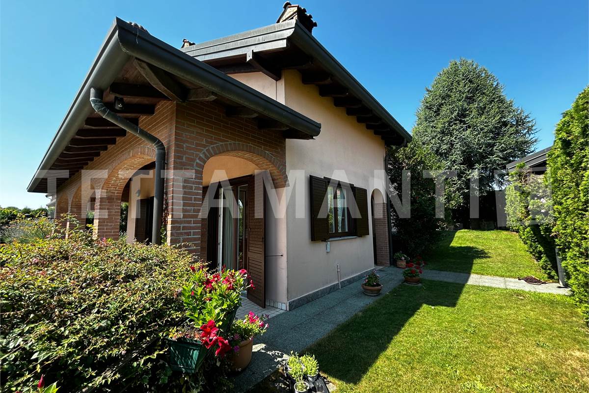 Grande villa con giardino