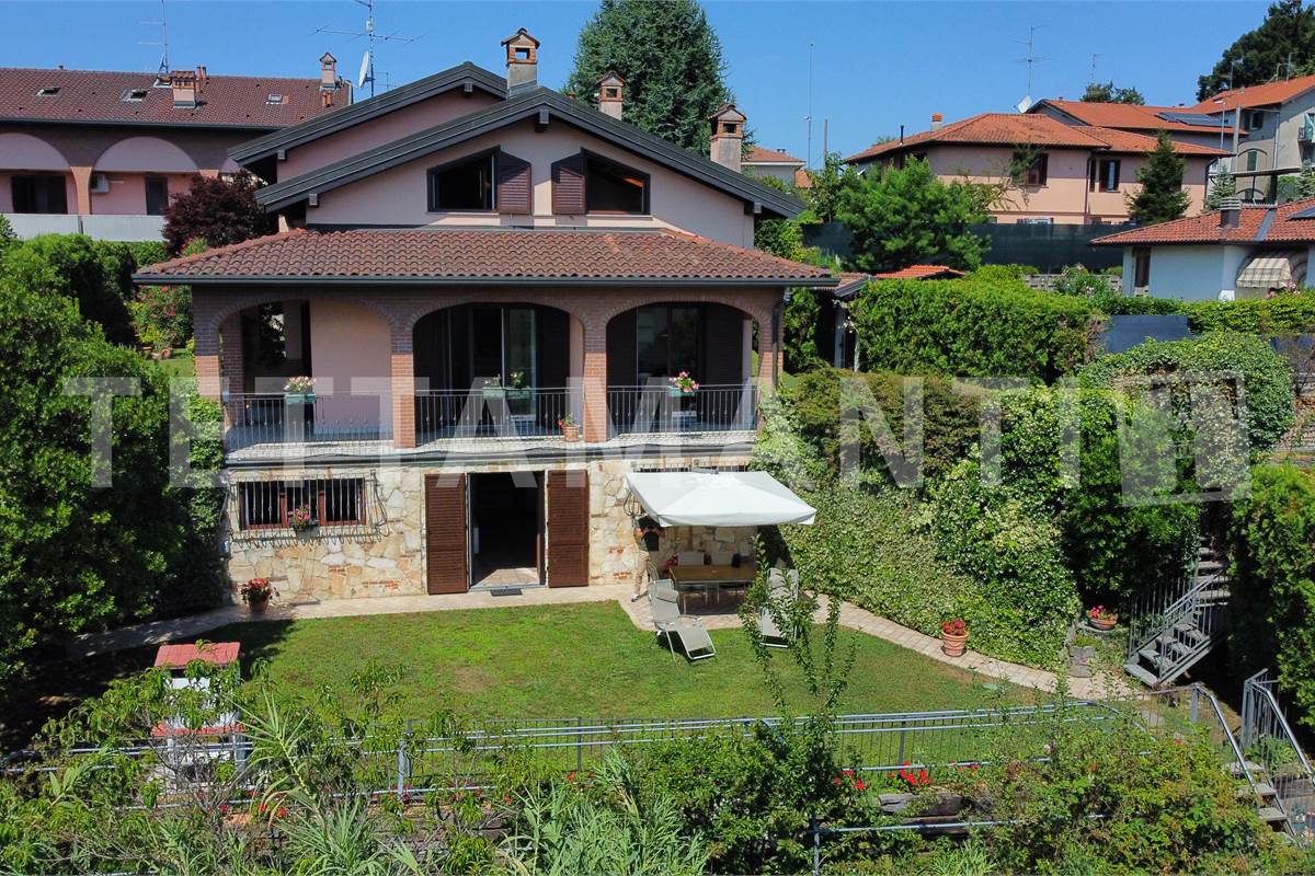 Grande villa con giardino