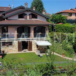 Grande villa con giardino