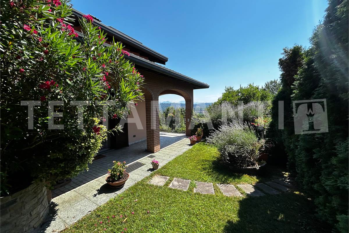 Grande villa con giardino