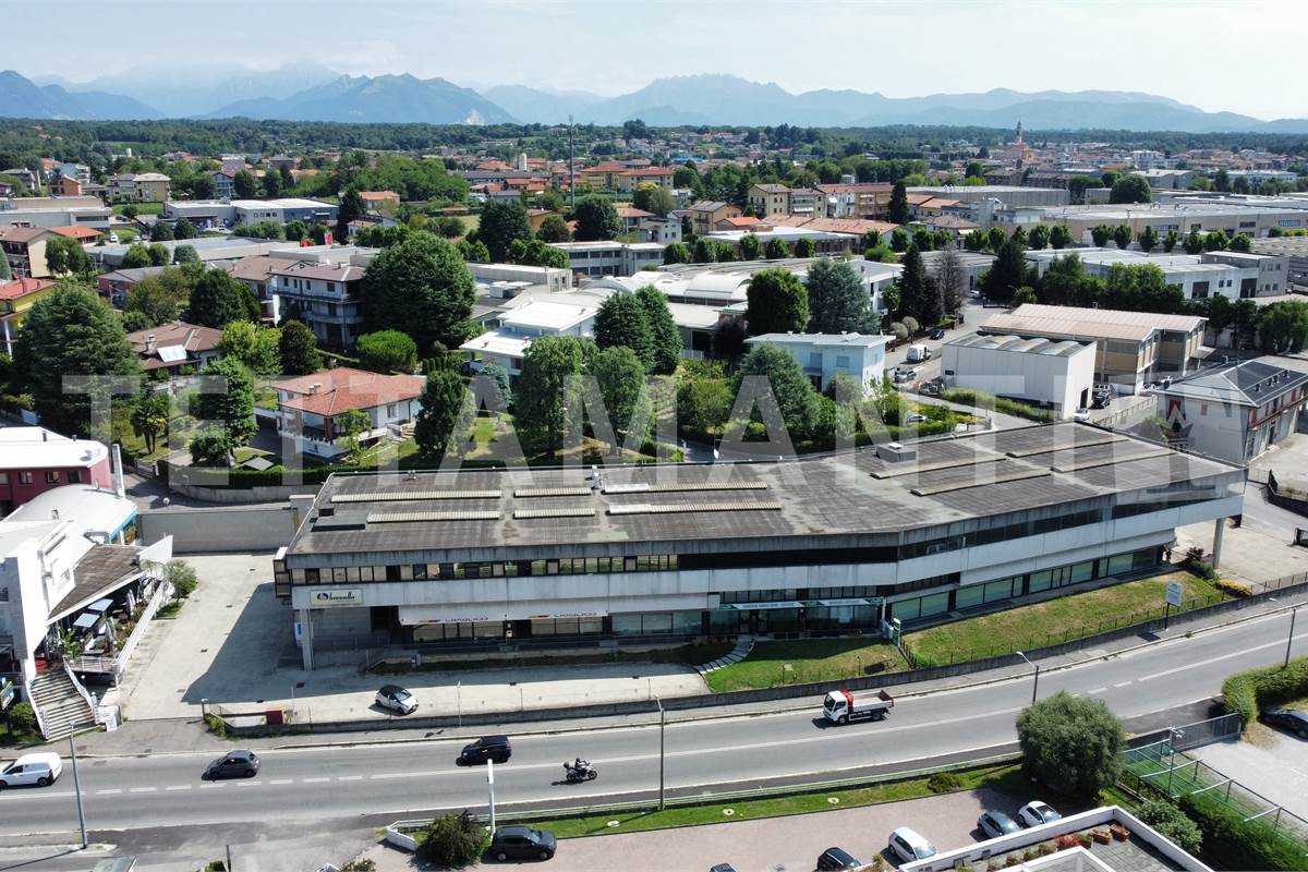 Immobile commerciale in zona di grande visibilità 