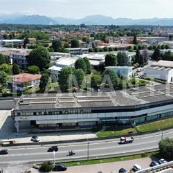 Immobile commerciale in zona di grande visibilità 