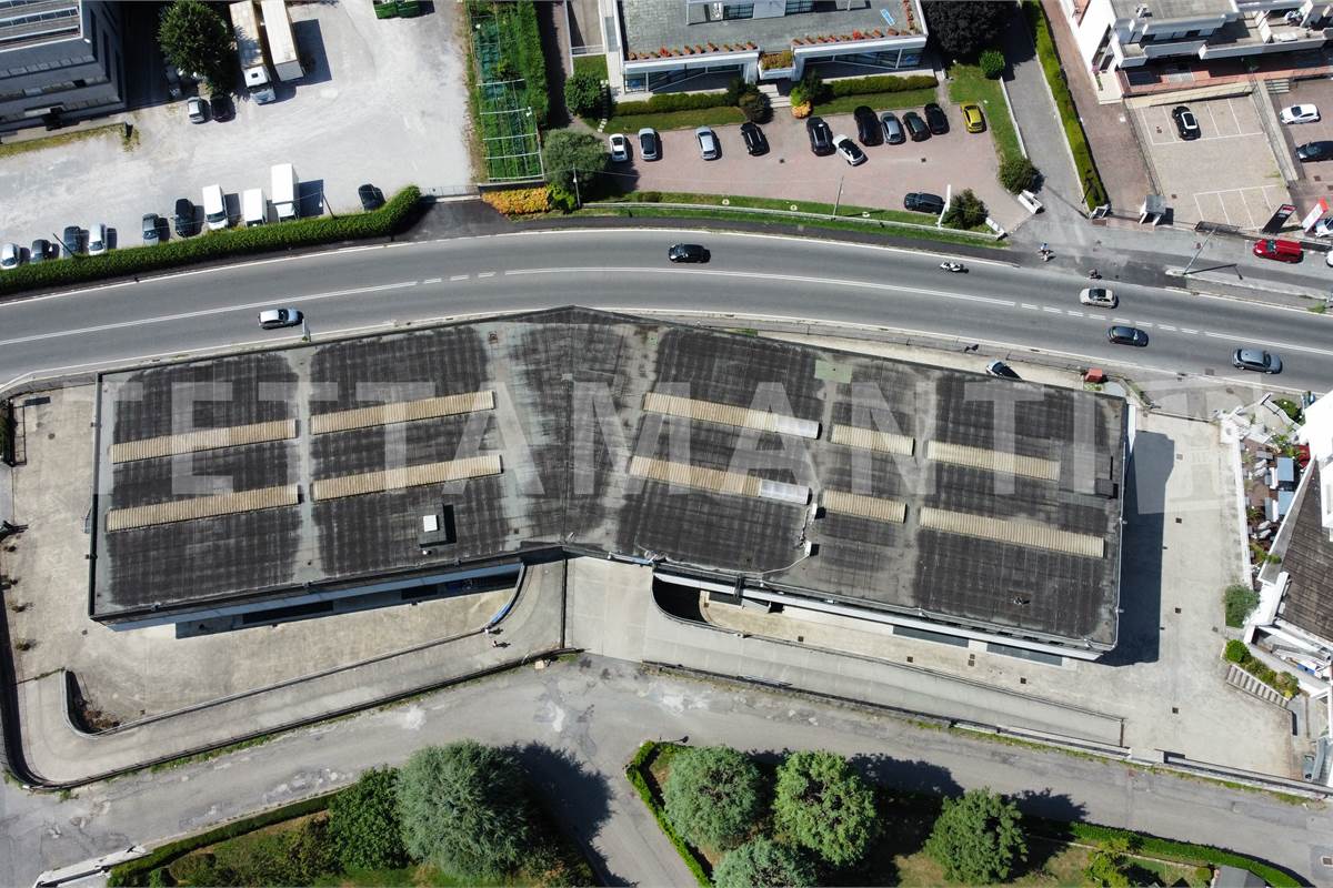 Immobile commerciale in zona di grande visibilità 