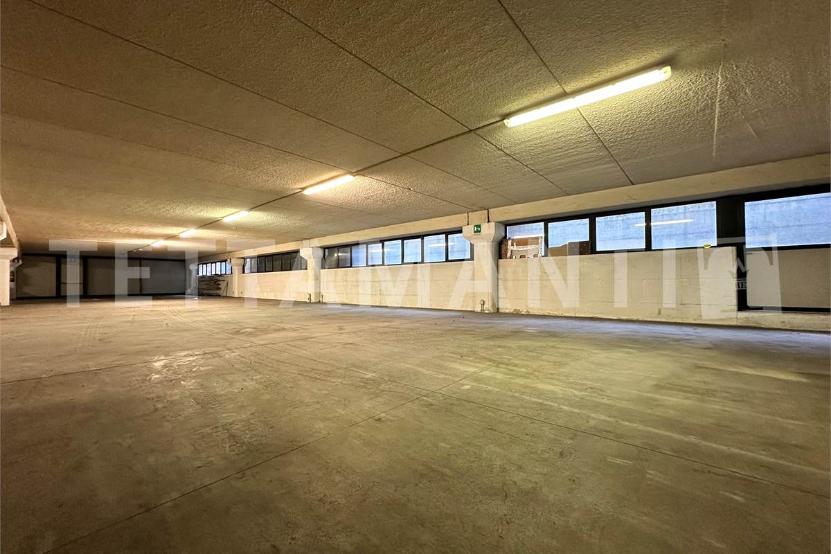 Immobile commerciale in zona di grande visibilità 