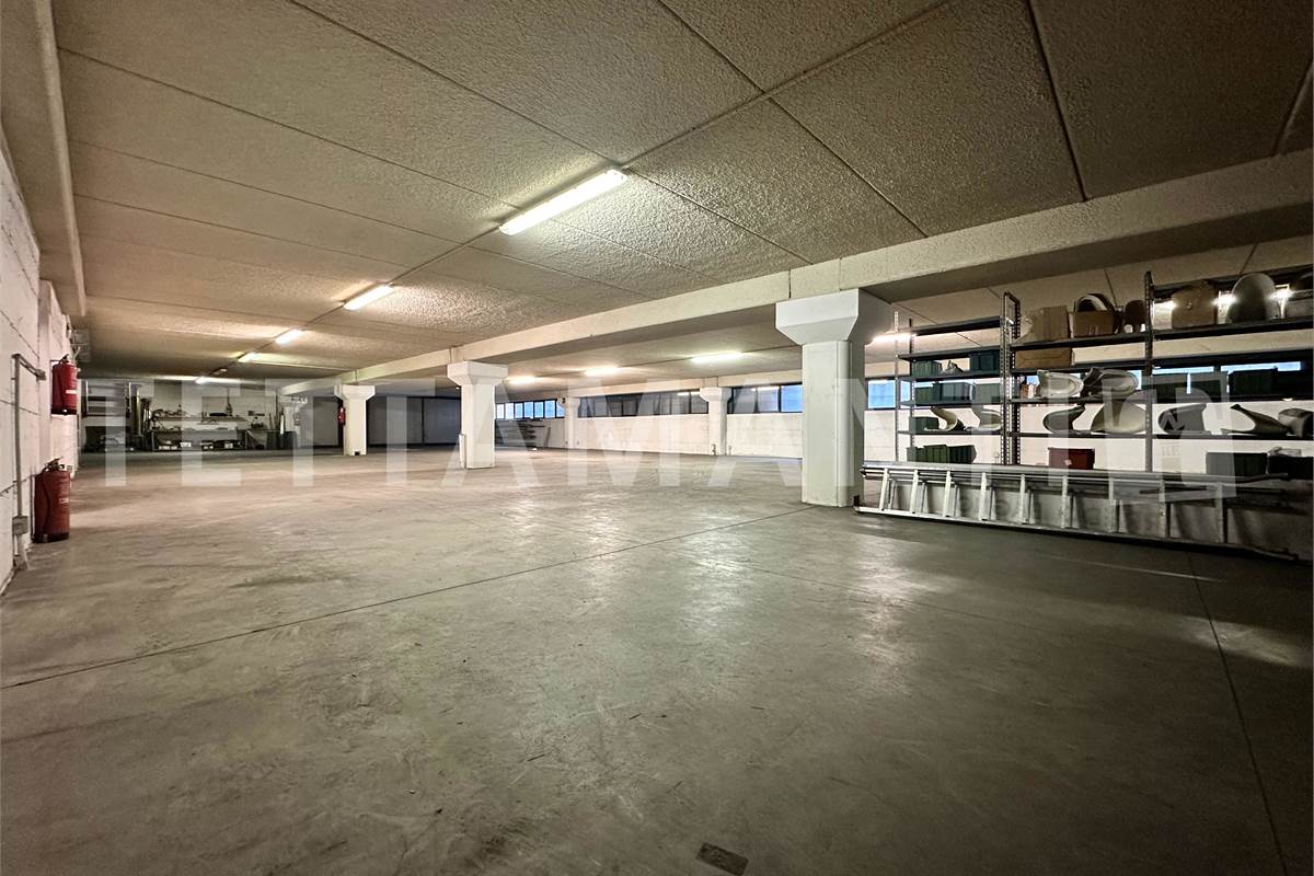 Immobile commerciale in zona di grande visibilità 