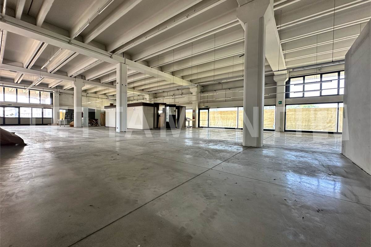 Immobile commerciale in zona di grande visibilità 
