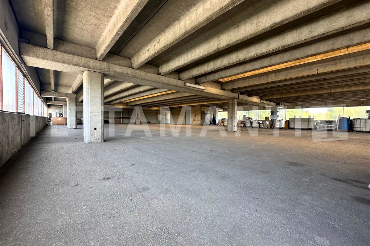 Immobile commerciale in zona di grande visibilità 