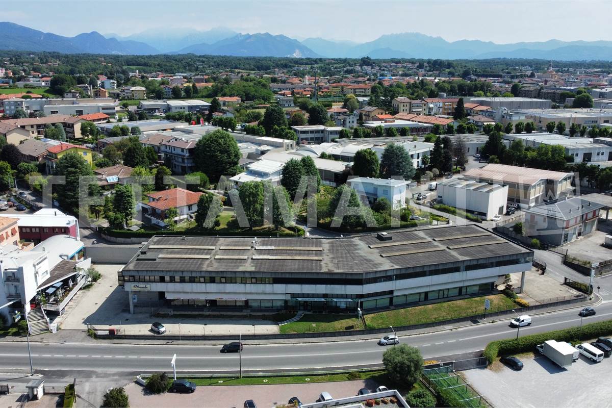 Immobile commerciale in zona di grande visibilità 