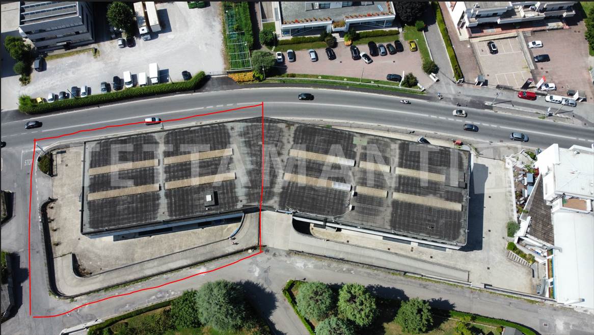 Immobile commerciale in zona di grande visibilità 