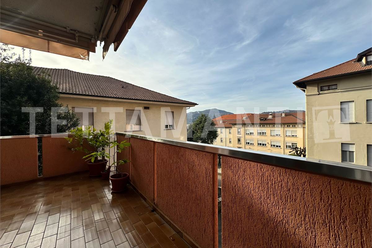 Ampio trilocale con balcone e posto auto