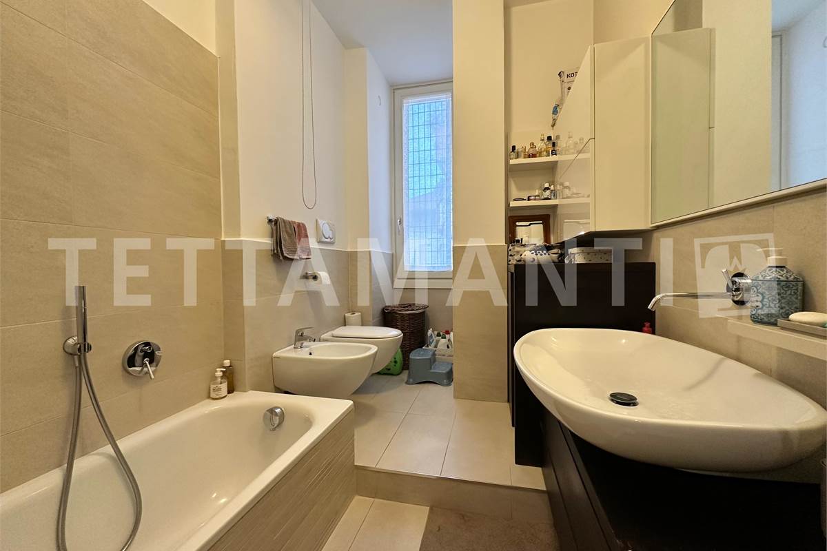 Ampio trilocale con balcone e posto auto