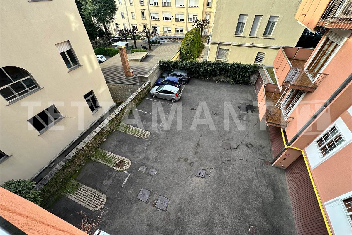 Ampio trilocale con balcone e posto auto