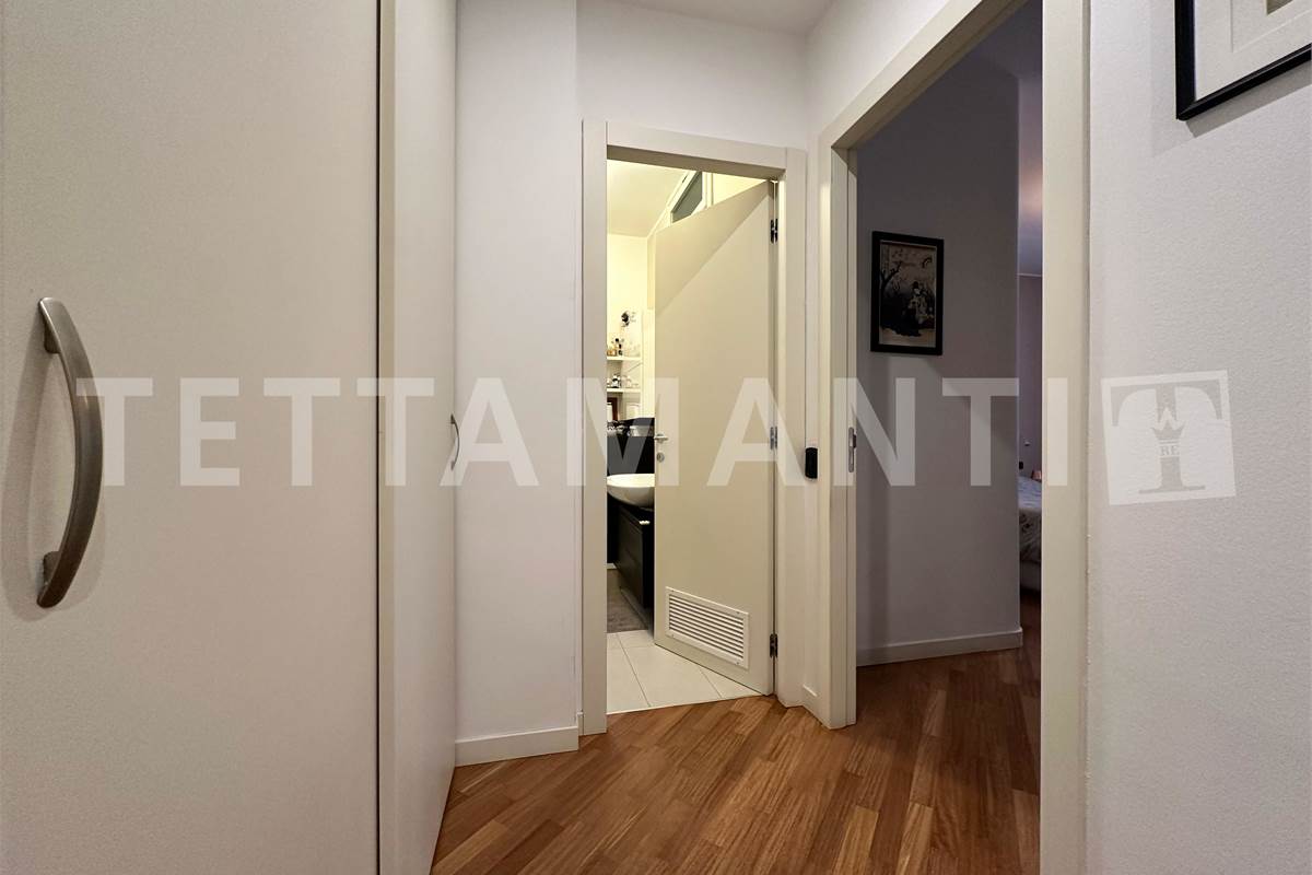 Ampio trilocale con balcone e posto auto