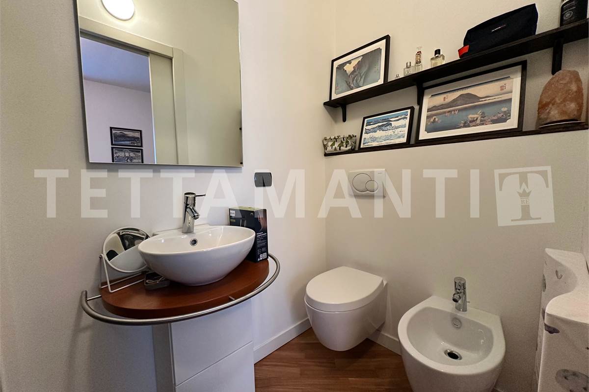 Ampio trilocale con balcone e posto auto