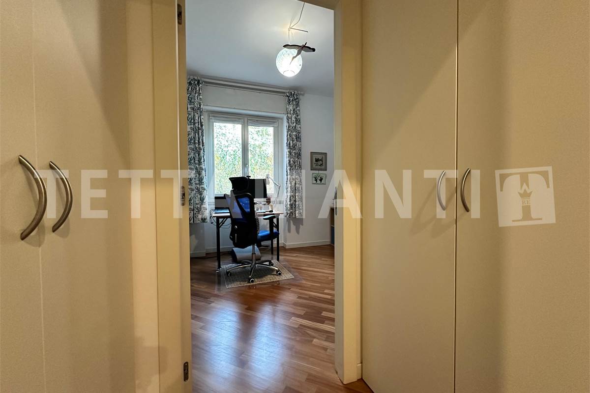 Ampio trilocale con balcone e posto auto