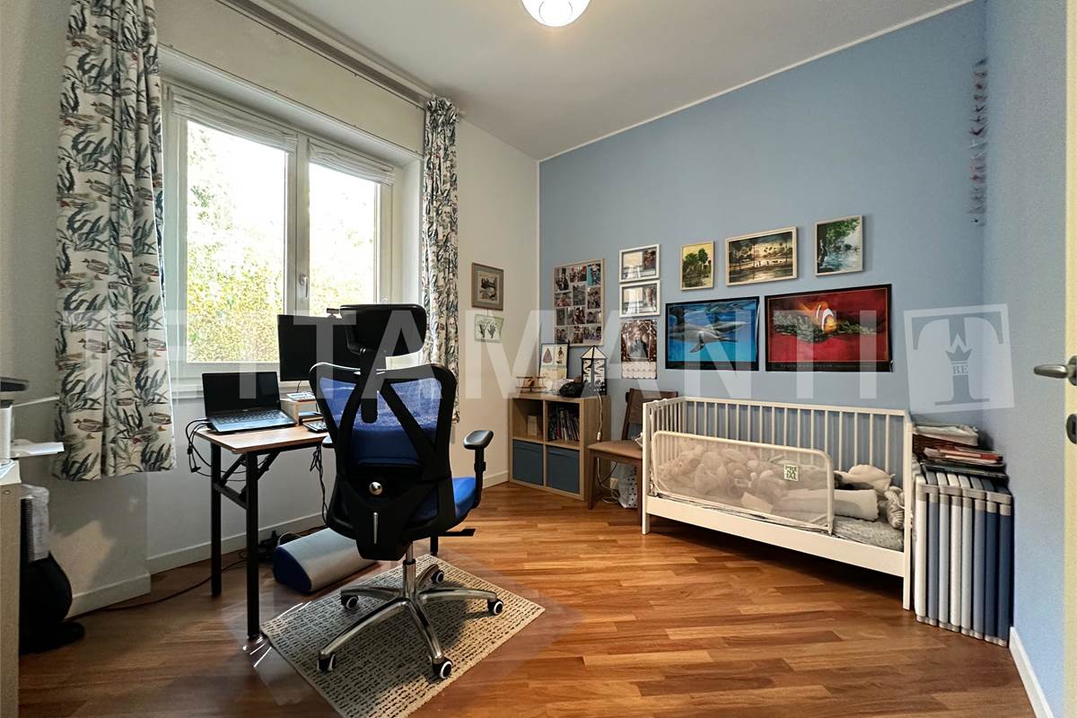 Ampio trilocale con balcone e posto auto