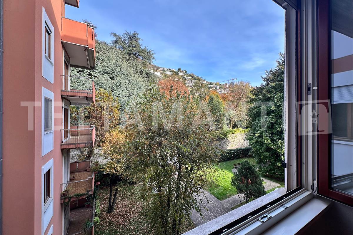 Ampio trilocale con balcone e posto auto