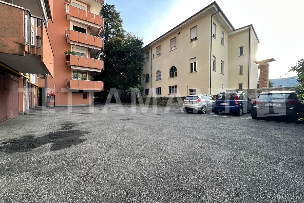 Ampio trilocale con balcone e posto auto