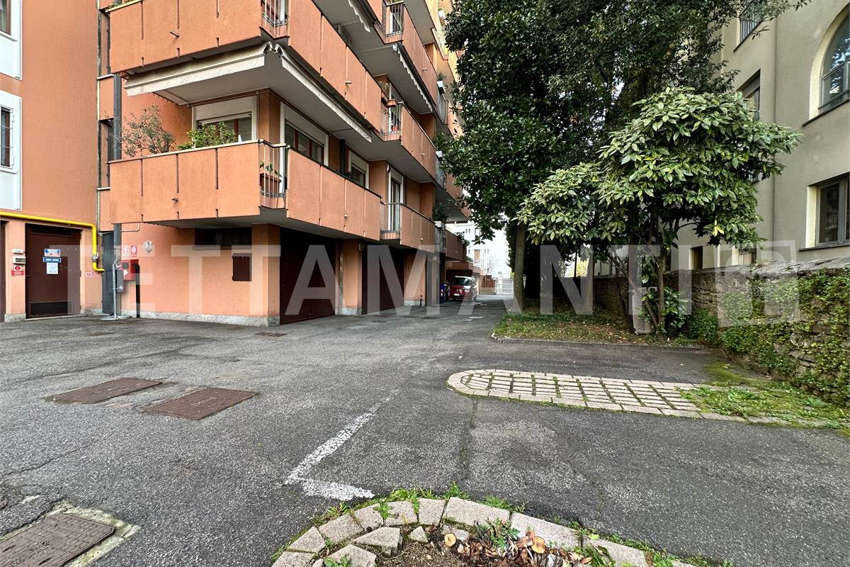 Ampio trilocale con balcone e posto auto