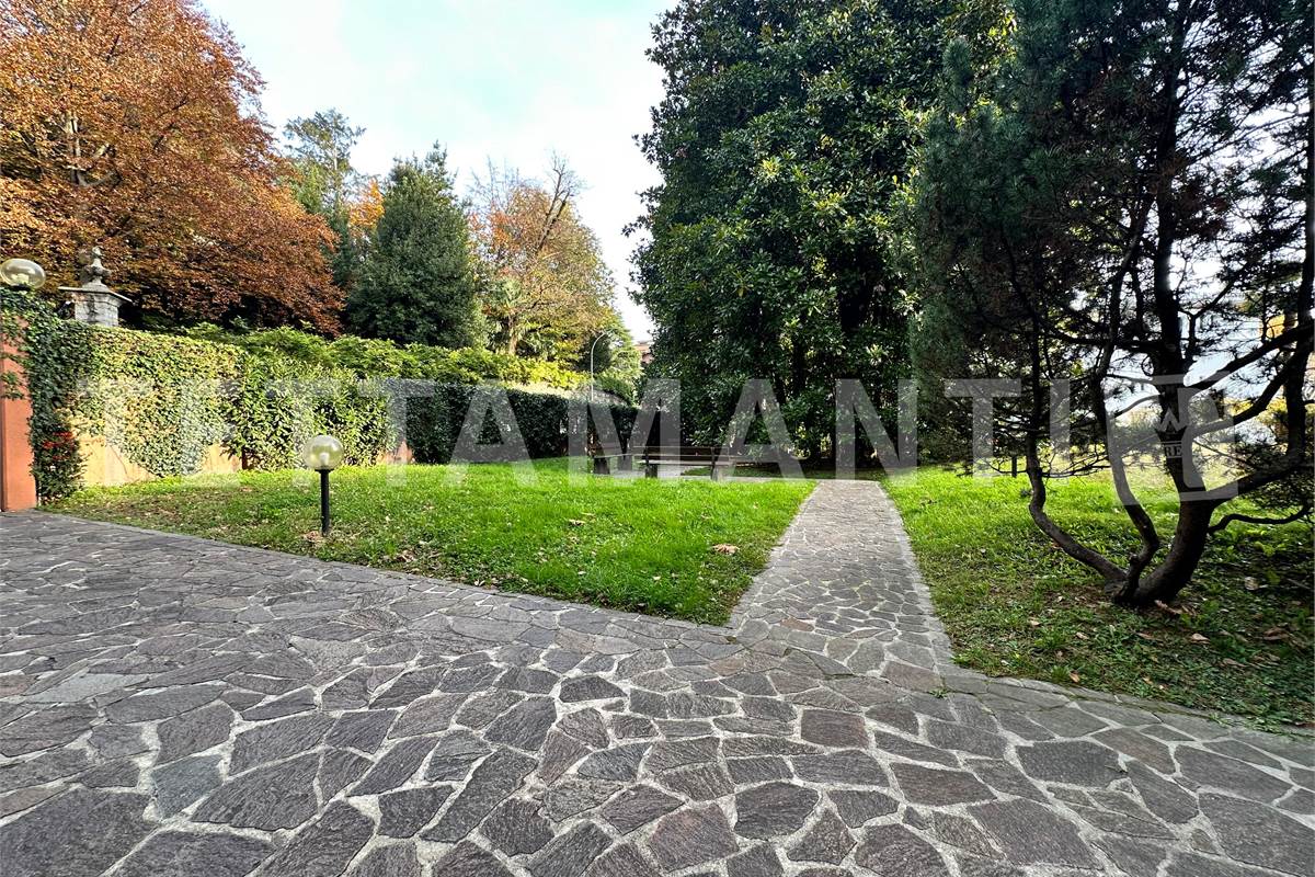 Ampio trilocale con balcone e posto auto