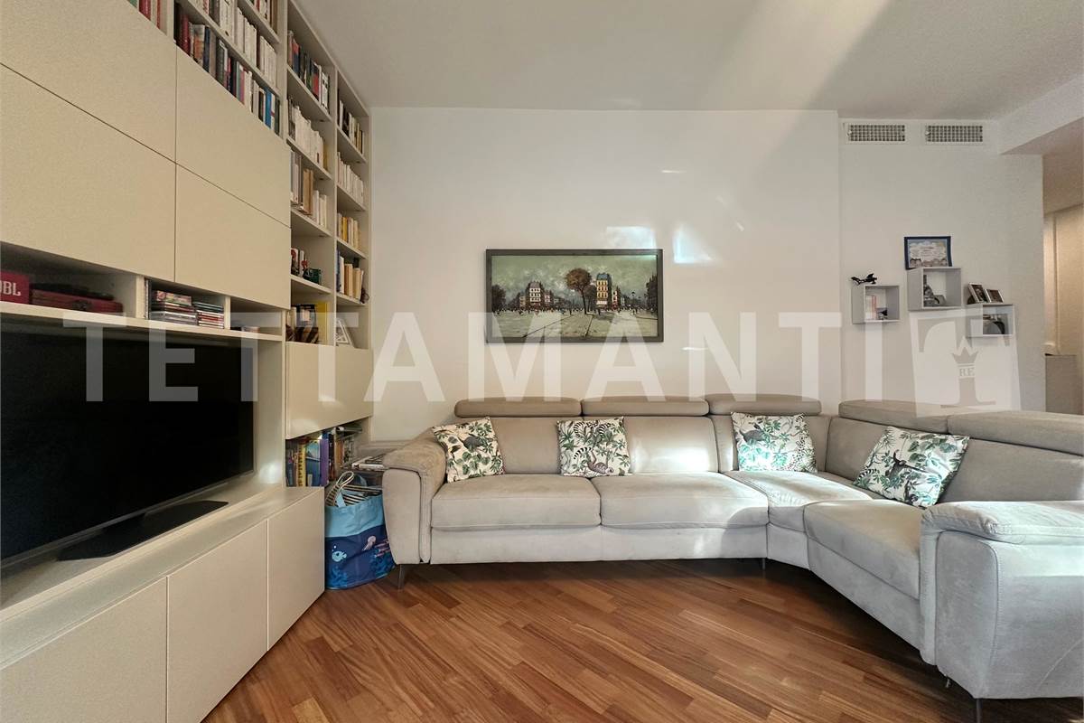 Ampio trilocale con balcone e posto auto