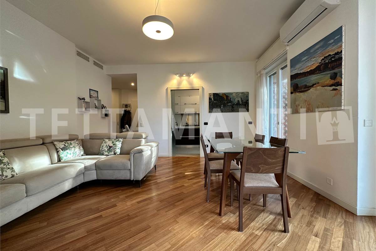 Ampio trilocale con balcone e posto auto