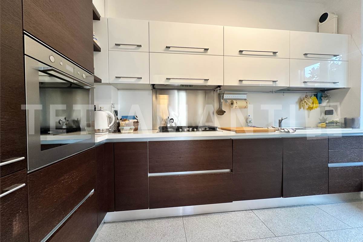 Ampio trilocale con balcone e posto auto