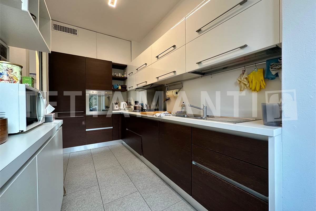 Ampio trilocale con balcone e posto auto