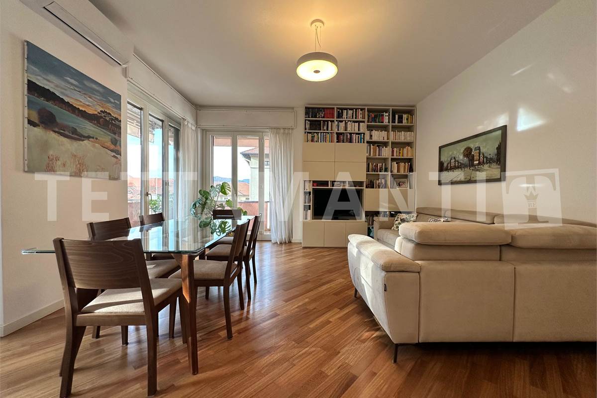 Ampio trilocale con balcone e posto auto