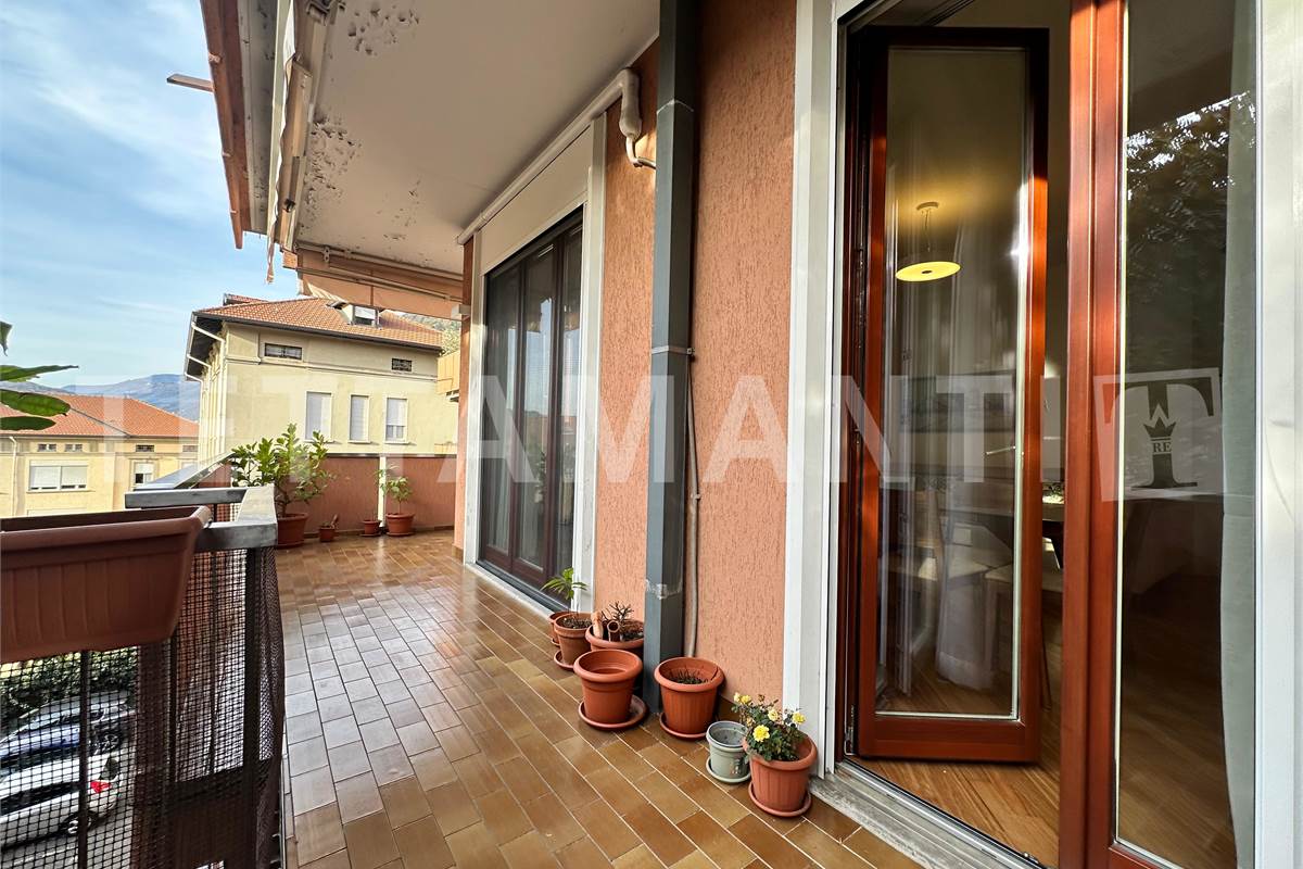 Ampio trilocale con balcone e posto auto