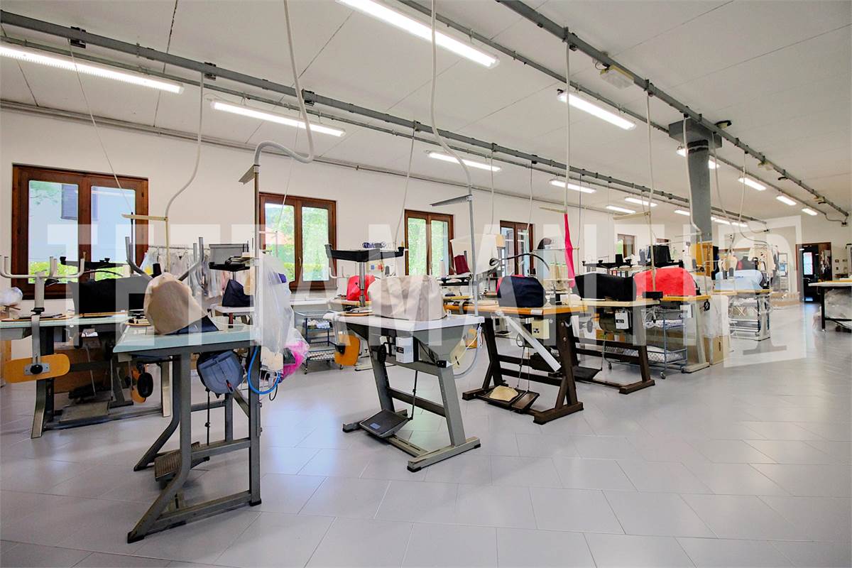 AMPIO LABORATORIO ARTIGIANALE IN VILLA