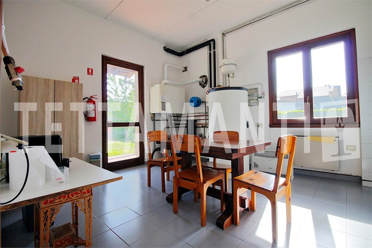 AMPIO LABORATORIO ARTIGIANALE IN VILLA